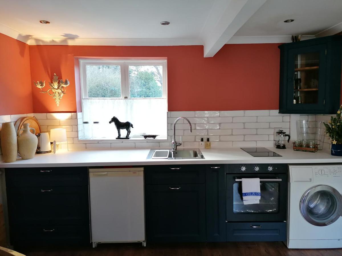 The Clockhouse Apartment โอลด์วินด์เซอร์ ภายนอก รูปภาพ